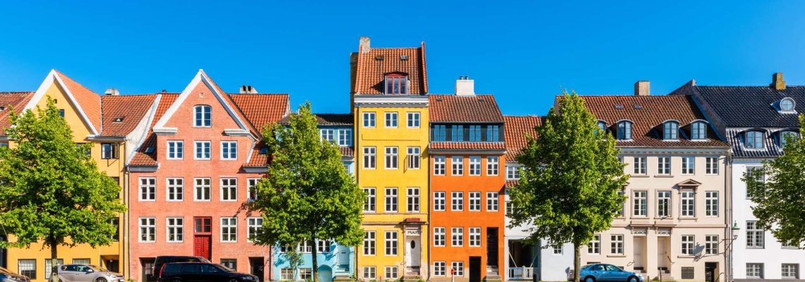 ad168308433-colourful-houses-along-canal-in-downtown-district-of-copenhagen-denmark